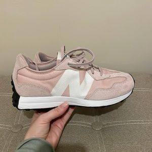 Like NEW New Balance 327
